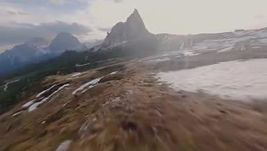 4K航拍无人机在山脉中快速低空飞行视频的预览图